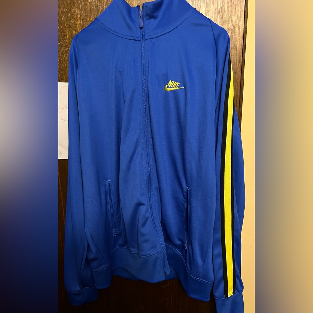 SPORTSWEAR N98 JACKET
Men – Hyper Royal/Dynamic Yellow XL Preowned